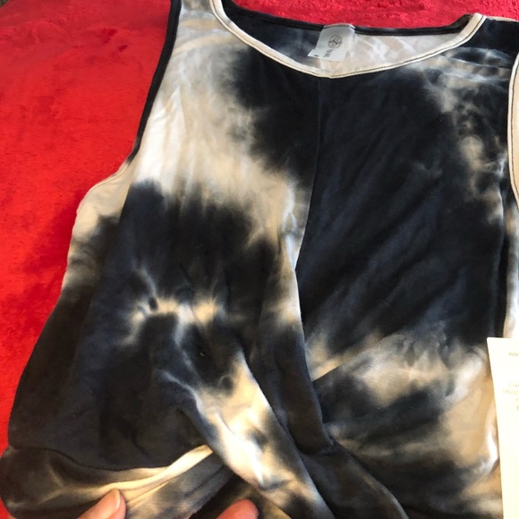 - Women sleeveless top. Size small - Picture 11 of 15